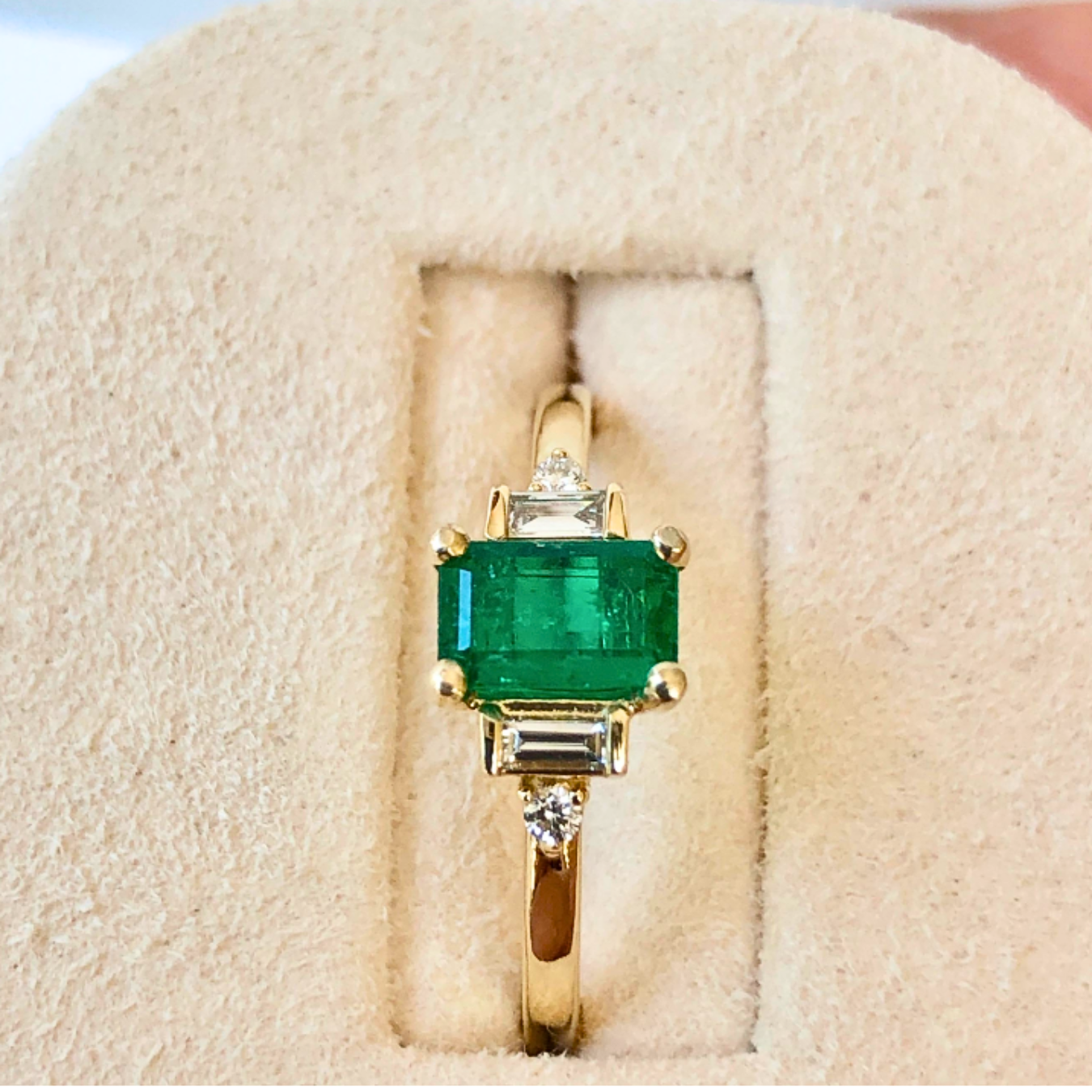 Anel de Ouro 18K com Esmeralda, Topázios e Diamantes Naturais