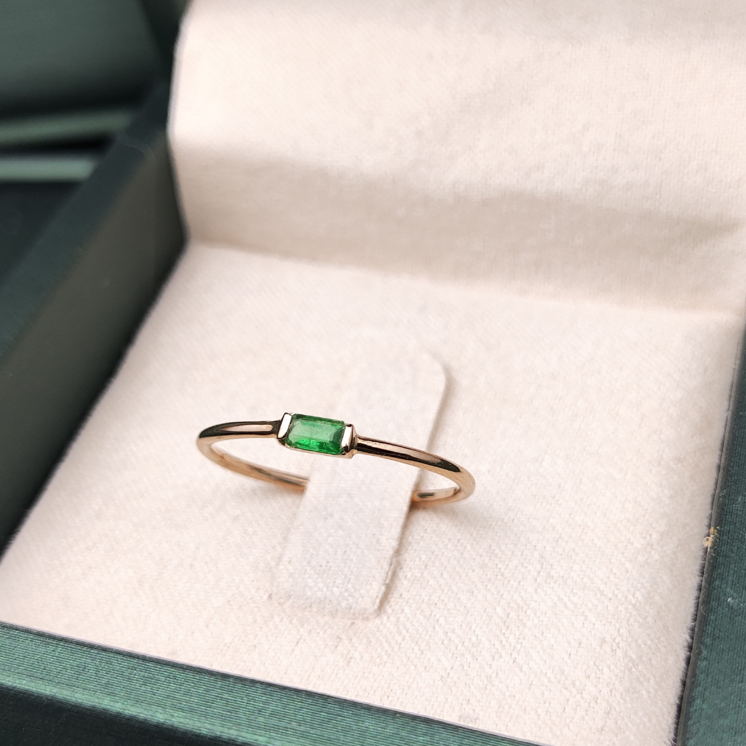Anel em Ouro Amarelo 18k com Esmeralda Natural – Lapidação Retangular (Baguete)