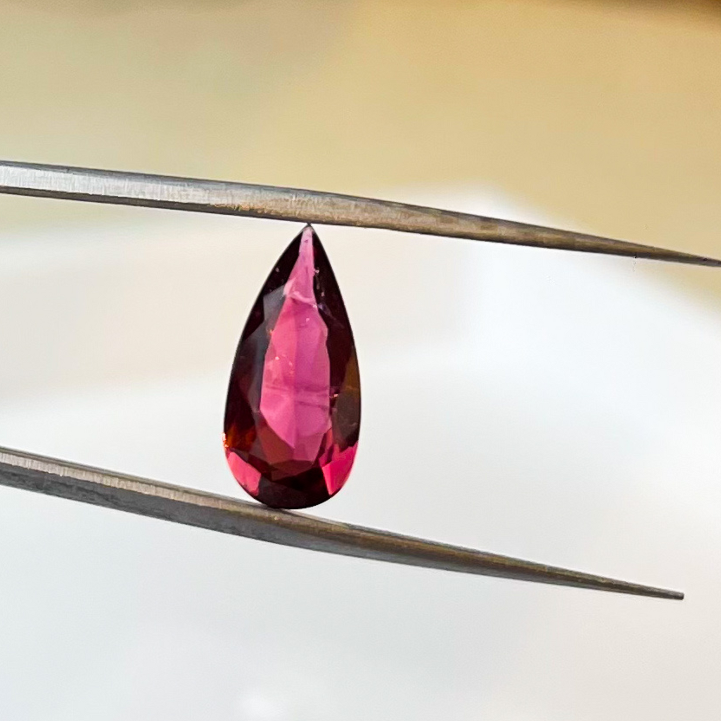 Turmalina Rosa Avermelhada Natural Lapidada gota 3,2ct/ 16 x 7,5 mm