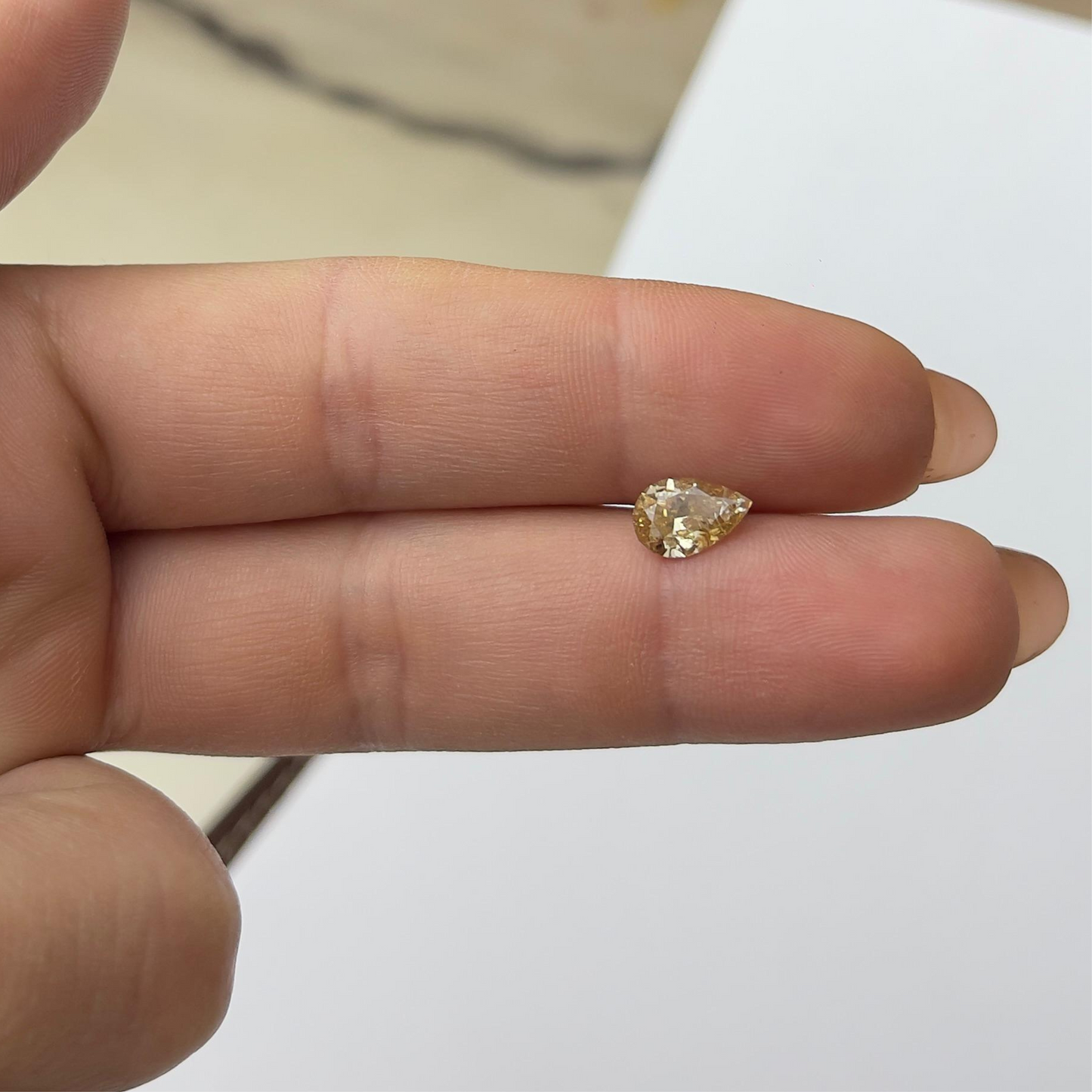 Diamante Natural Castanho- Gota / 102 pontos ≅ (8,8 x 5,7 mm)