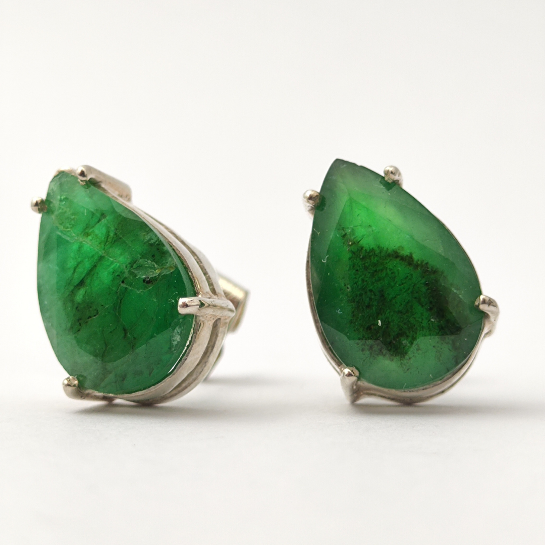 Brinco em Prata 950 com Esmeralda Natural – Lapidação Gota • 13 X 8 mm