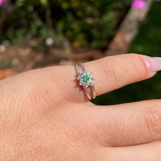 Anel em Prata 950 com Esmeralda Natural Redonda 3 mm com Zircônias