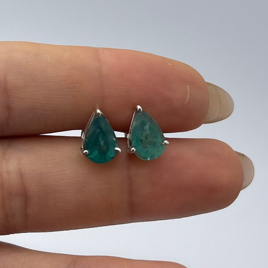 Brinco em Prata 950 com Esmeralda Natural – Lapidação Gota • 10 × 7 mm
