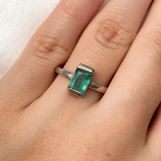 Anel de Prata 950 com Esmeralda Natural Retangular e Cravação Inglesa