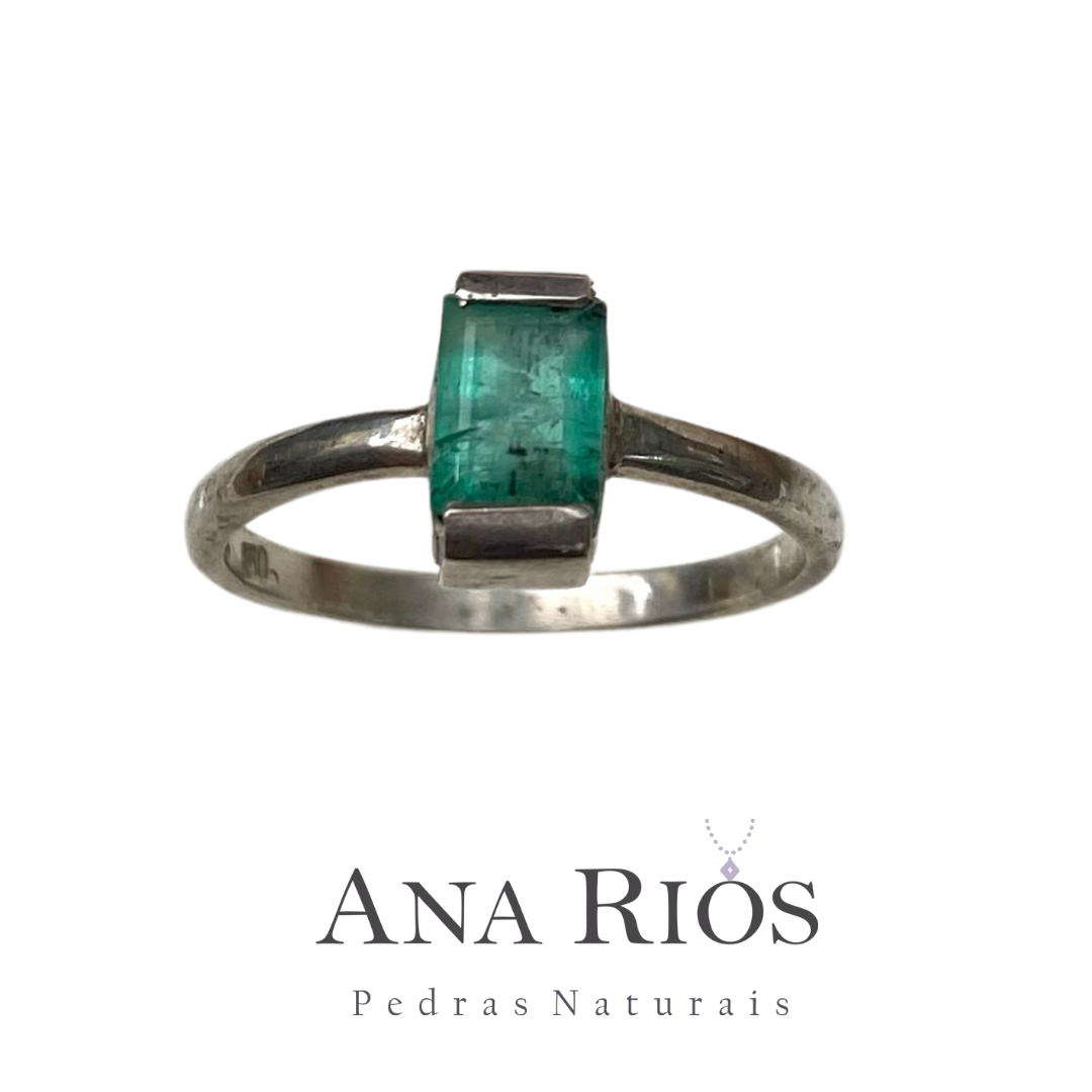 Anel de Prata 950 com Esmeralda Natural Retangular e Cravação Inglesa