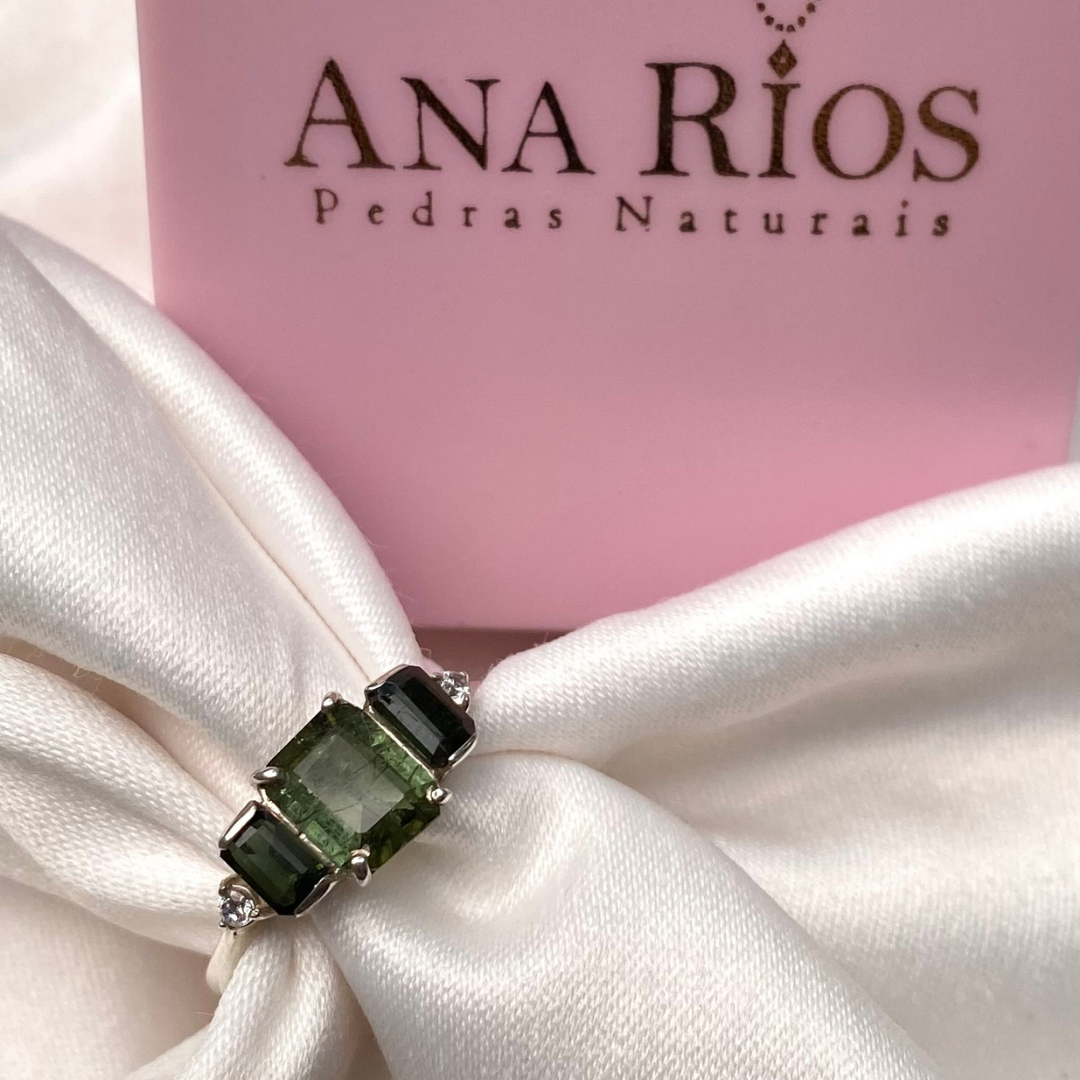 Anel de Prata com Turmalinas Verdes Retangulares e Zircônias