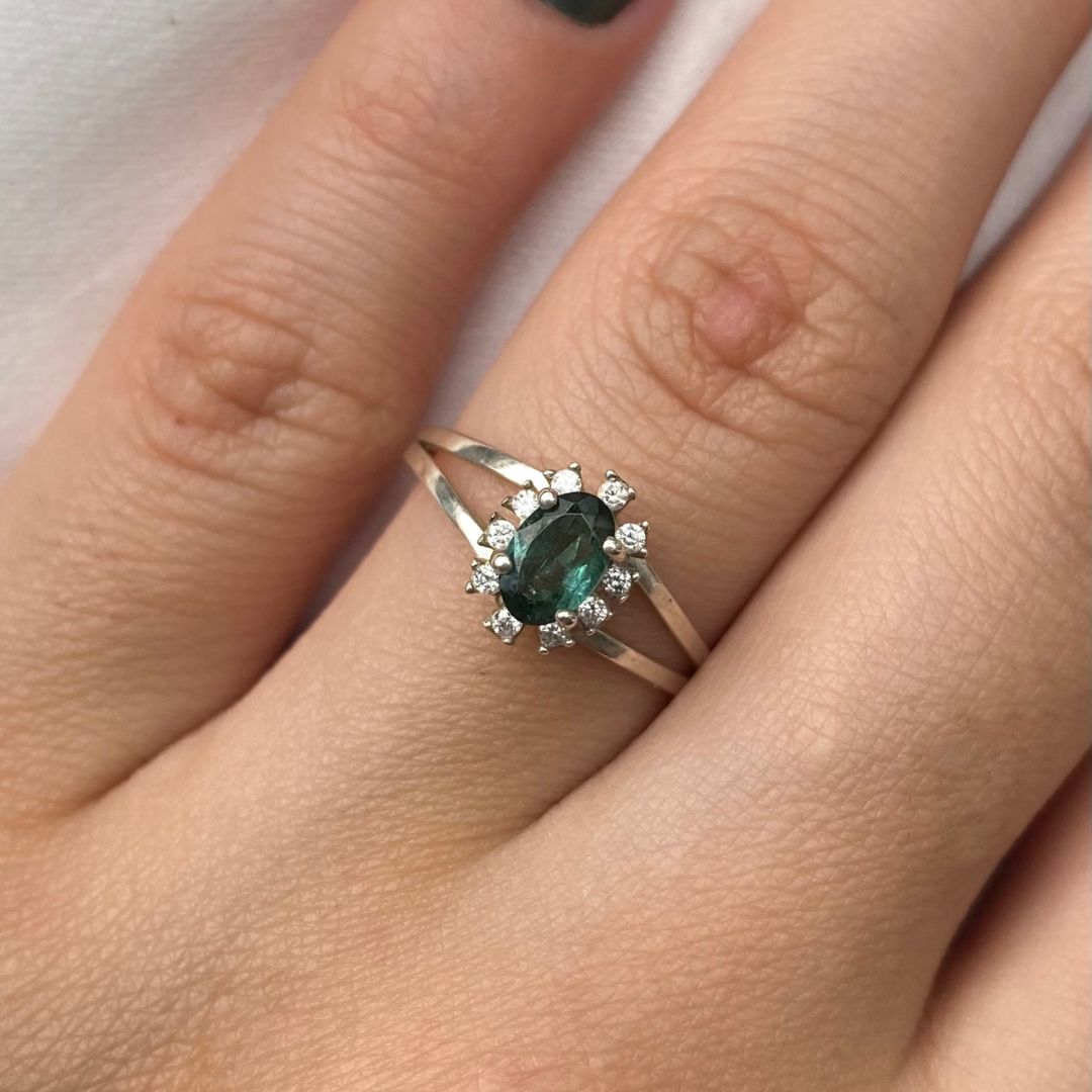 Anel de Prata com Turmalina Verde Oval e Zircônias