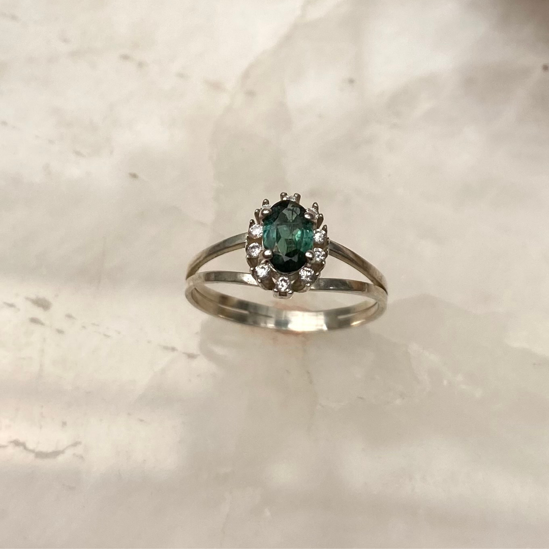 Anel de Prata com Turmalina Verde Oval e Zircônias