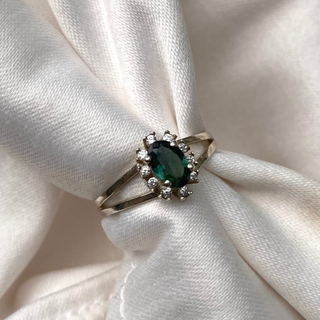 Anel de Prata com Turmalina Verde Oval e Zircônias