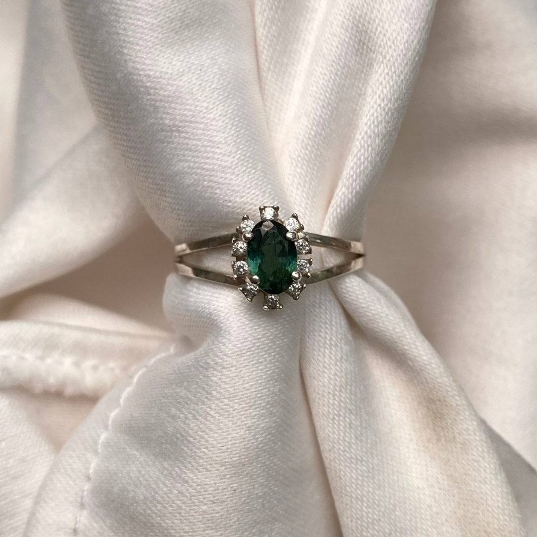 Anel de Prata com Turmalina Verde Oval e Zircônias