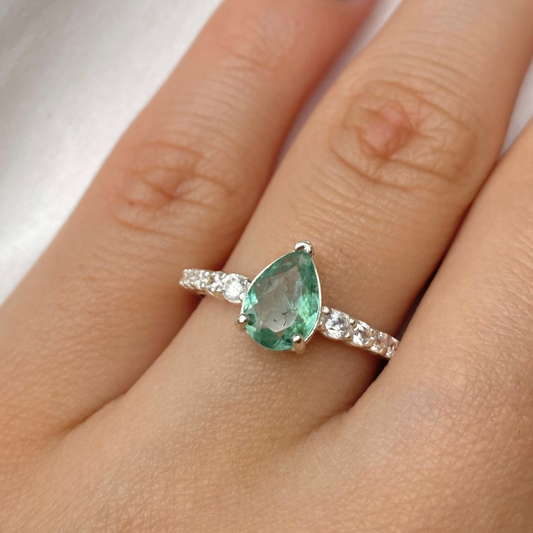 Anel de Prata 950 com Esmeralda Natural Gota e Zircônias
