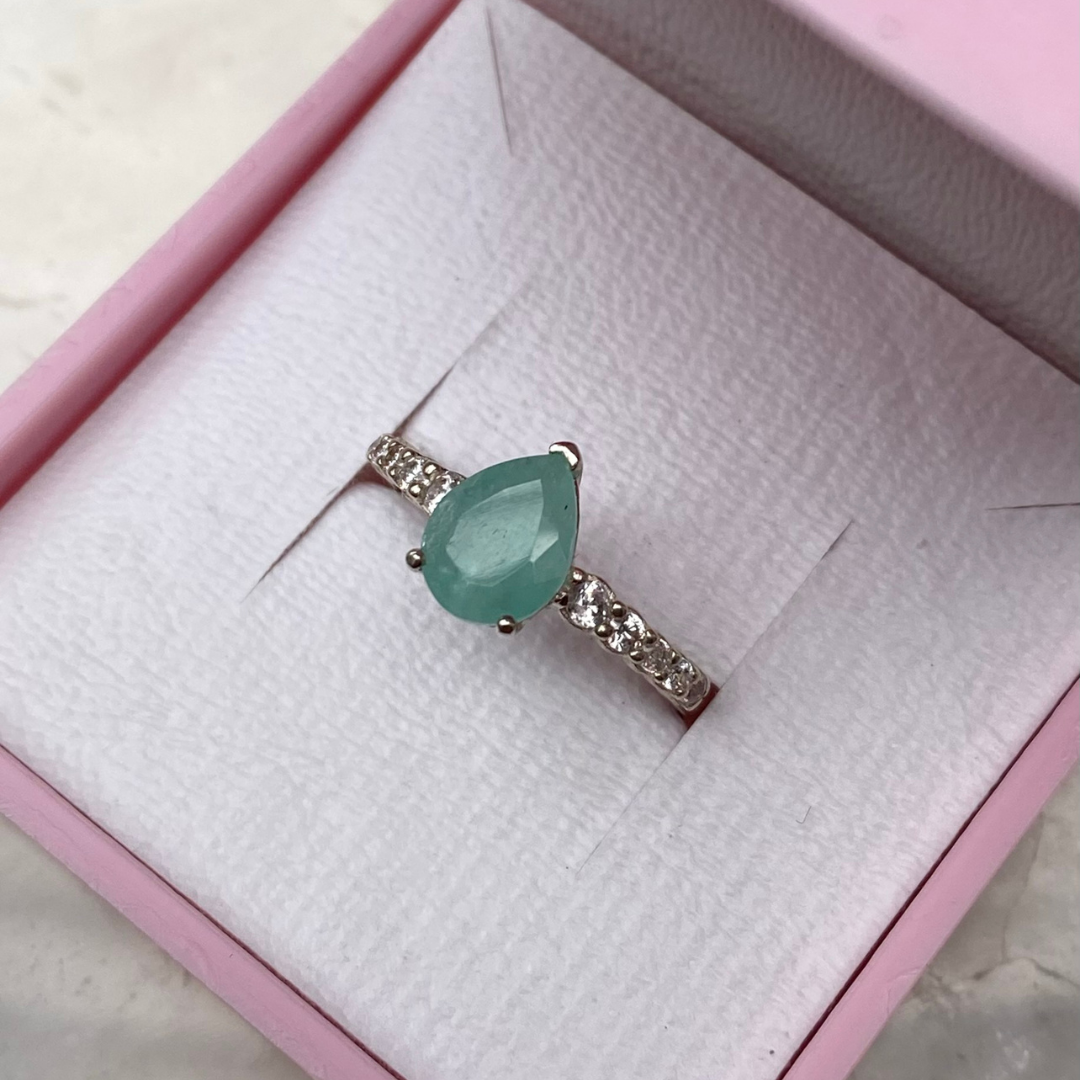 Anel de Prata 950 com Esmeralda Natural Gota e Zircônias