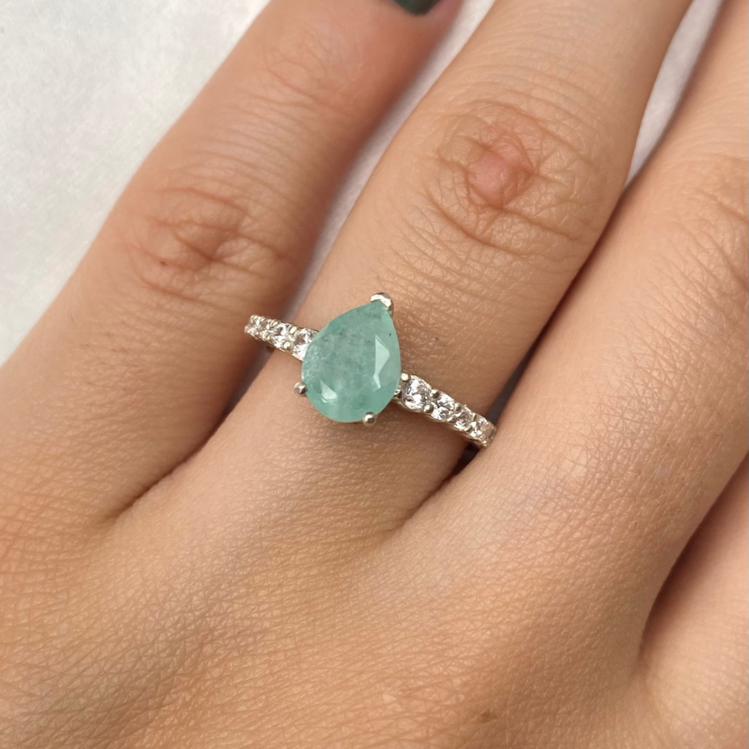 Anel de Prata 950 com Esmeralda Natural Gota e Zircônias