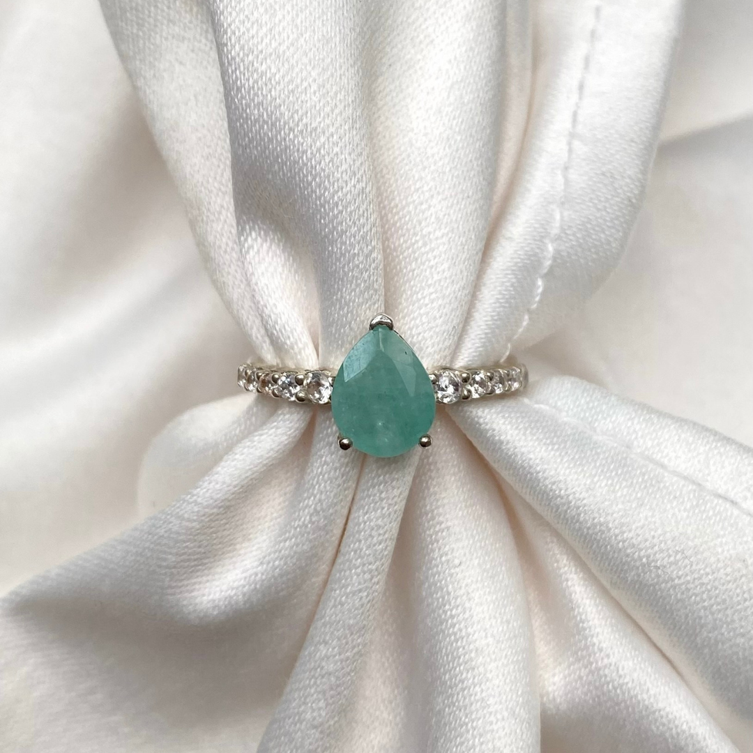 Anel de Prata 950 com Esmeralda Natural Gota e Zircônias