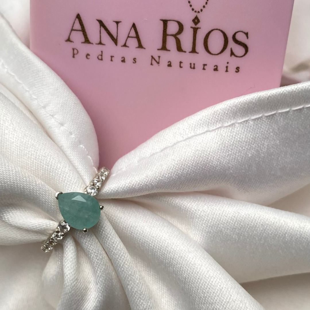 Anel de Prata 950 com Esmeralda Natural Gota e Zircônias