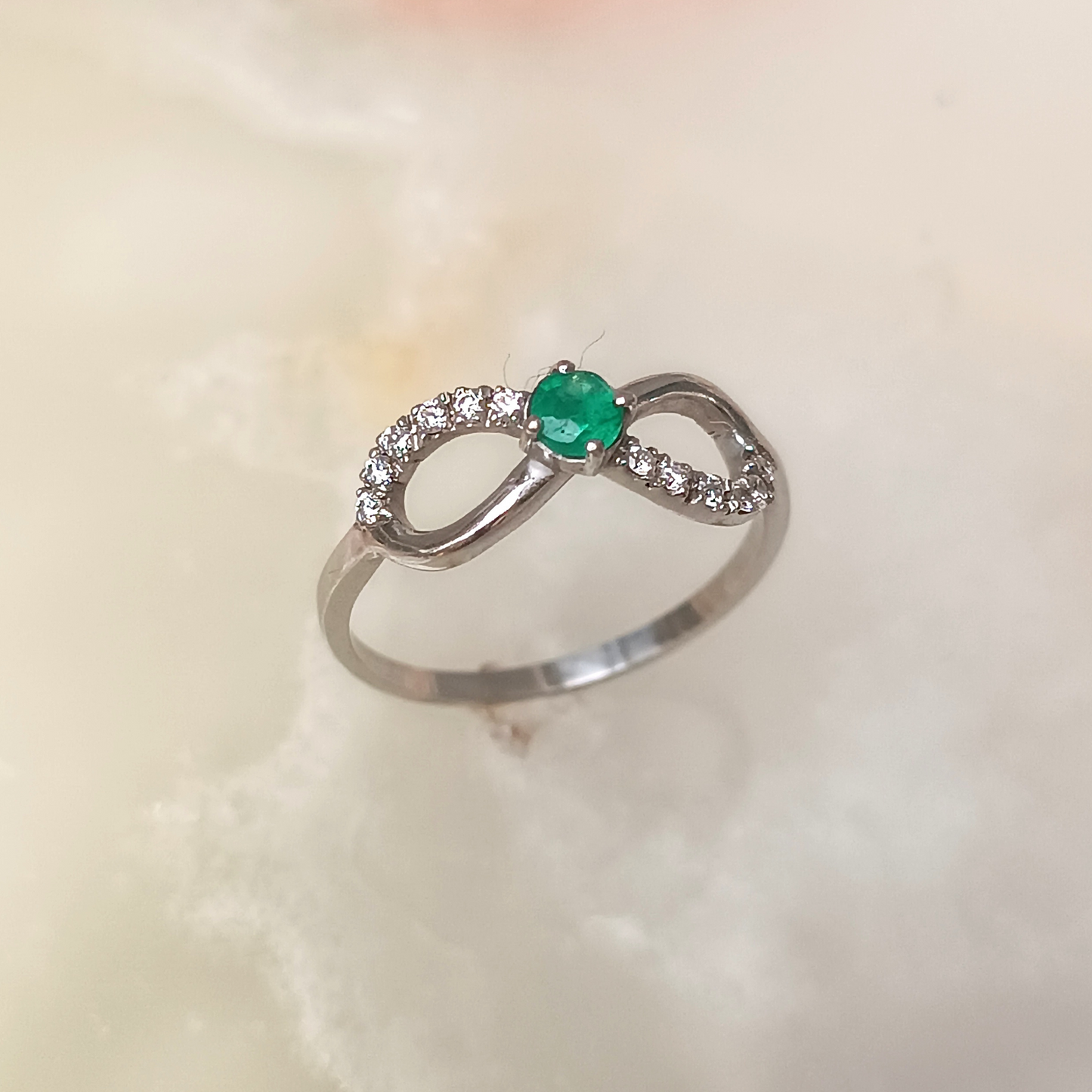 Anel infinito: Ouro Branco 18K com Esmeralda e diamantes Naturais