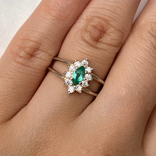 Anel de Prata 950 com Esmeralda Natural Navete e Zircônias