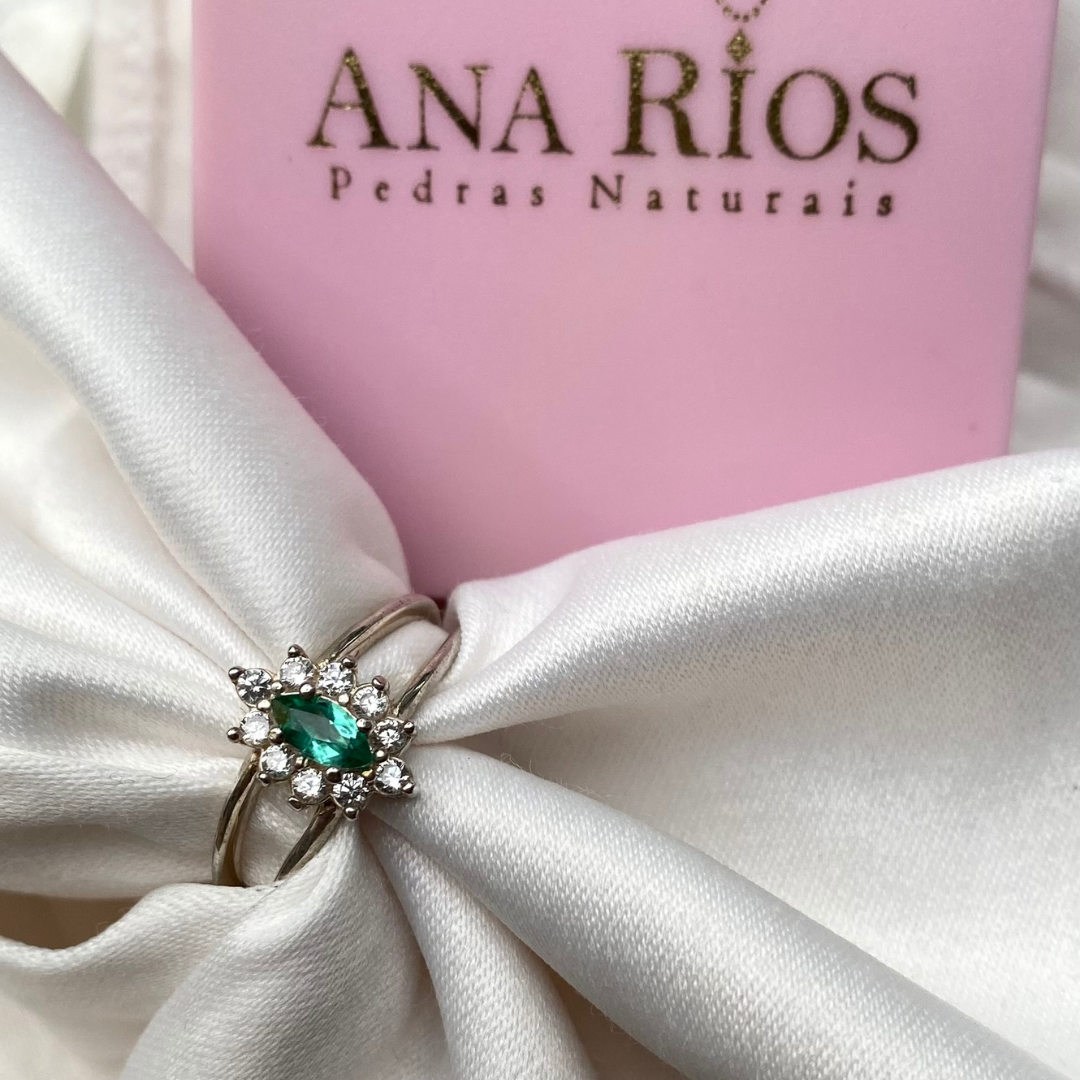 Anel de Prata 950 com Esmeralda Natural Navete e Zircônias