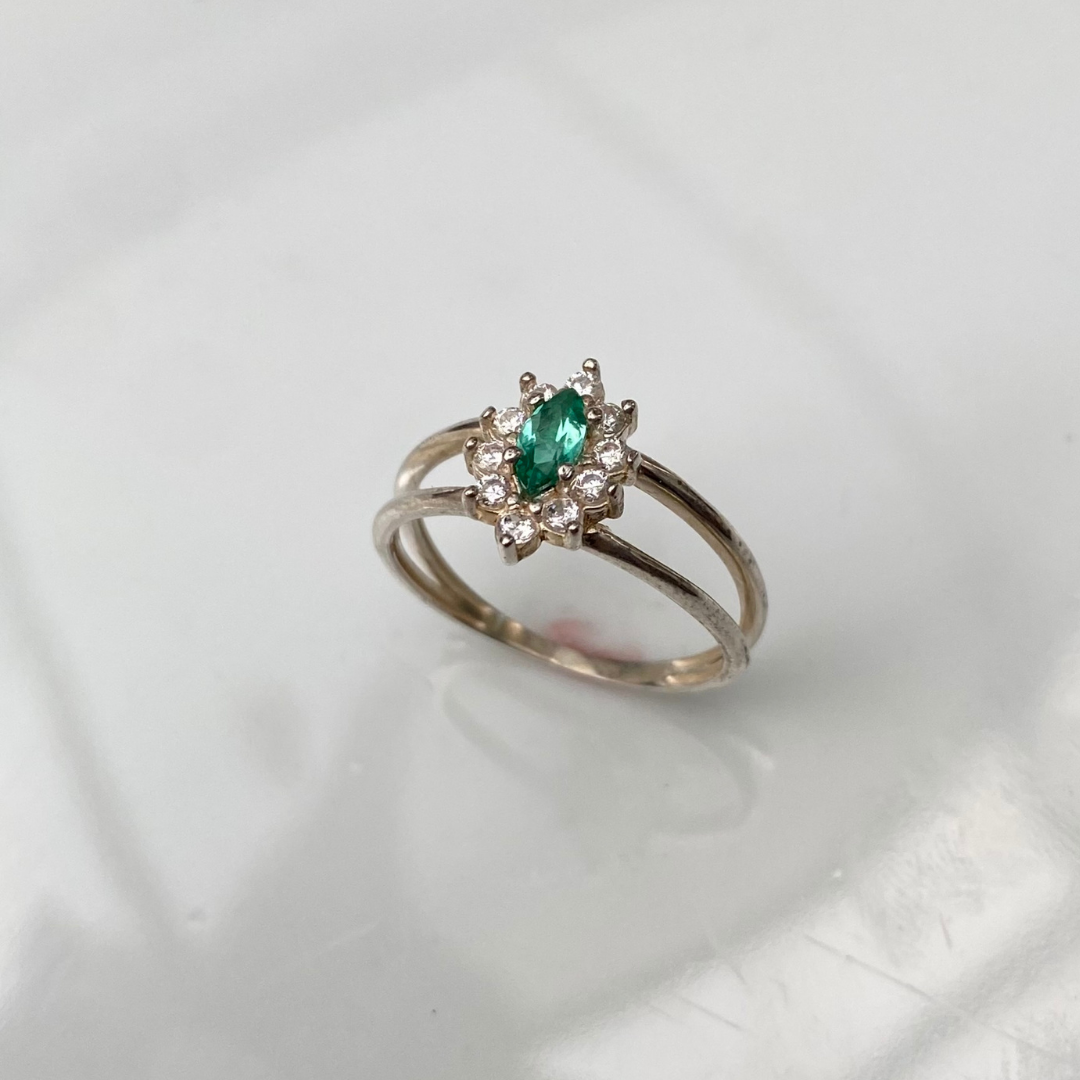 Anel de Prata 950 com Esmeralda Natural Navete e Zircônias