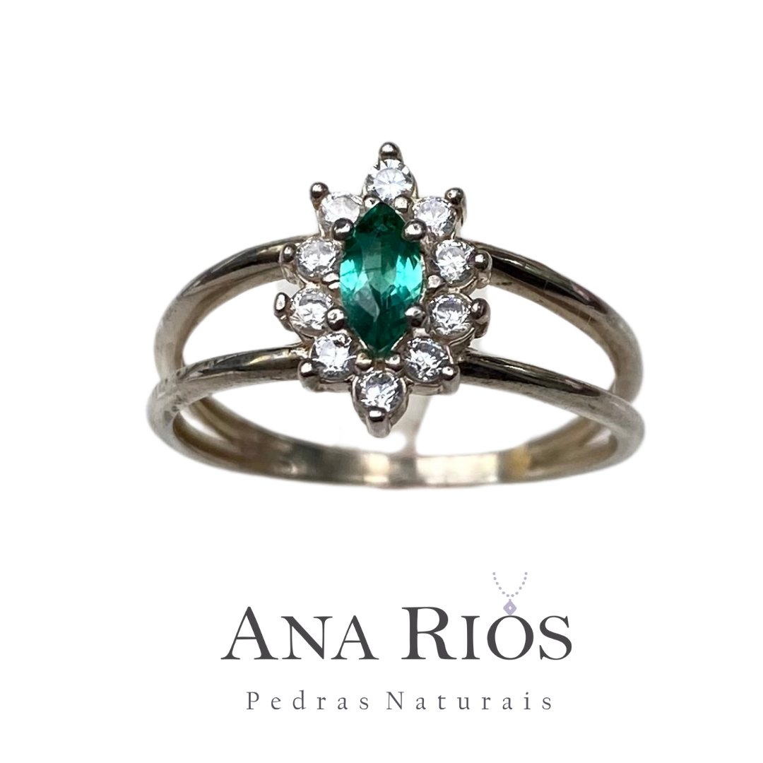 Anel de Prata 950 com Esmeralda Natural Navete e Zircônias
