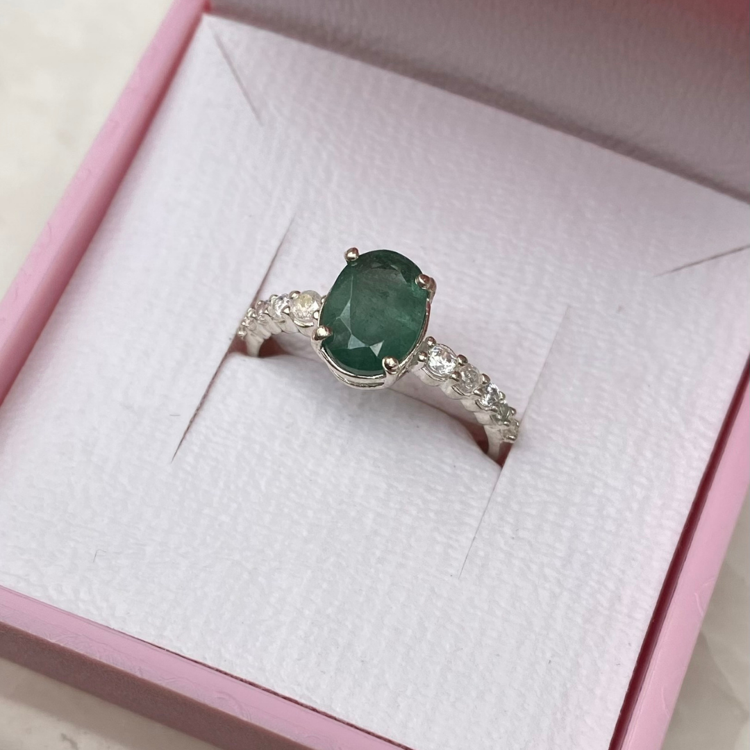 Anel de Prata com Turmalina Verde Oval e Zircônias