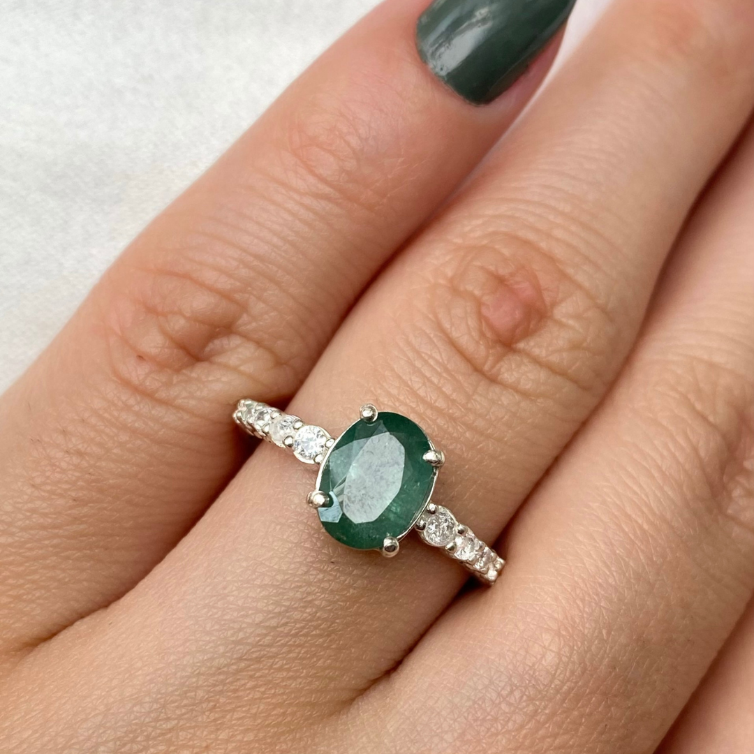 Anel de Prata com Turmalina Verde Oval e Zircônias