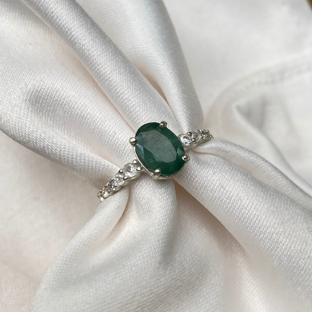 Anel de Prata com Turmalina Verde Oval e Zircônias