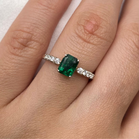 Anel de Prata 950 com Esmeralda Natural e Zircônias