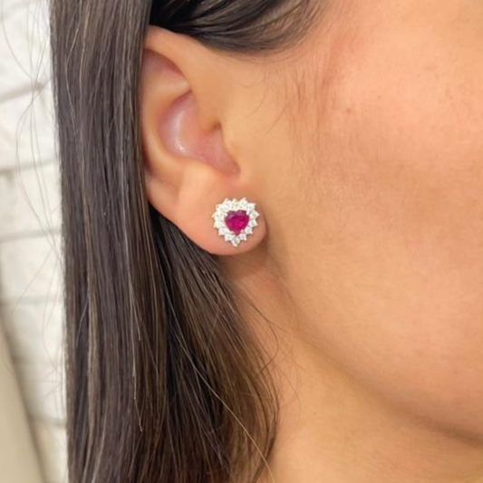 Brinco em Prata 950 com Rubi Natural – Lapidação Coração com Zircônias • 6 mm