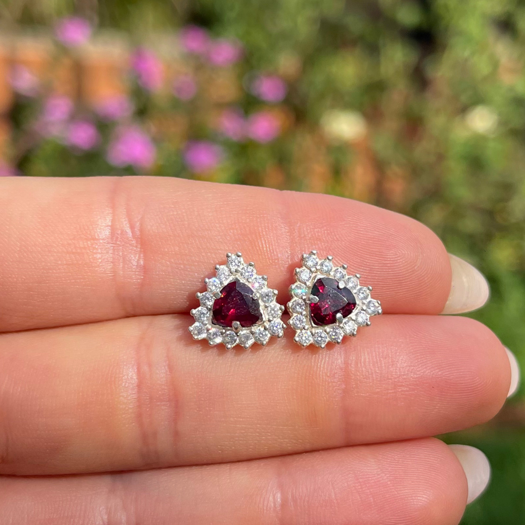 Brinco em Prata 950 com Granada Natural – Lapidação Trillion com Zircônias • 6 mm