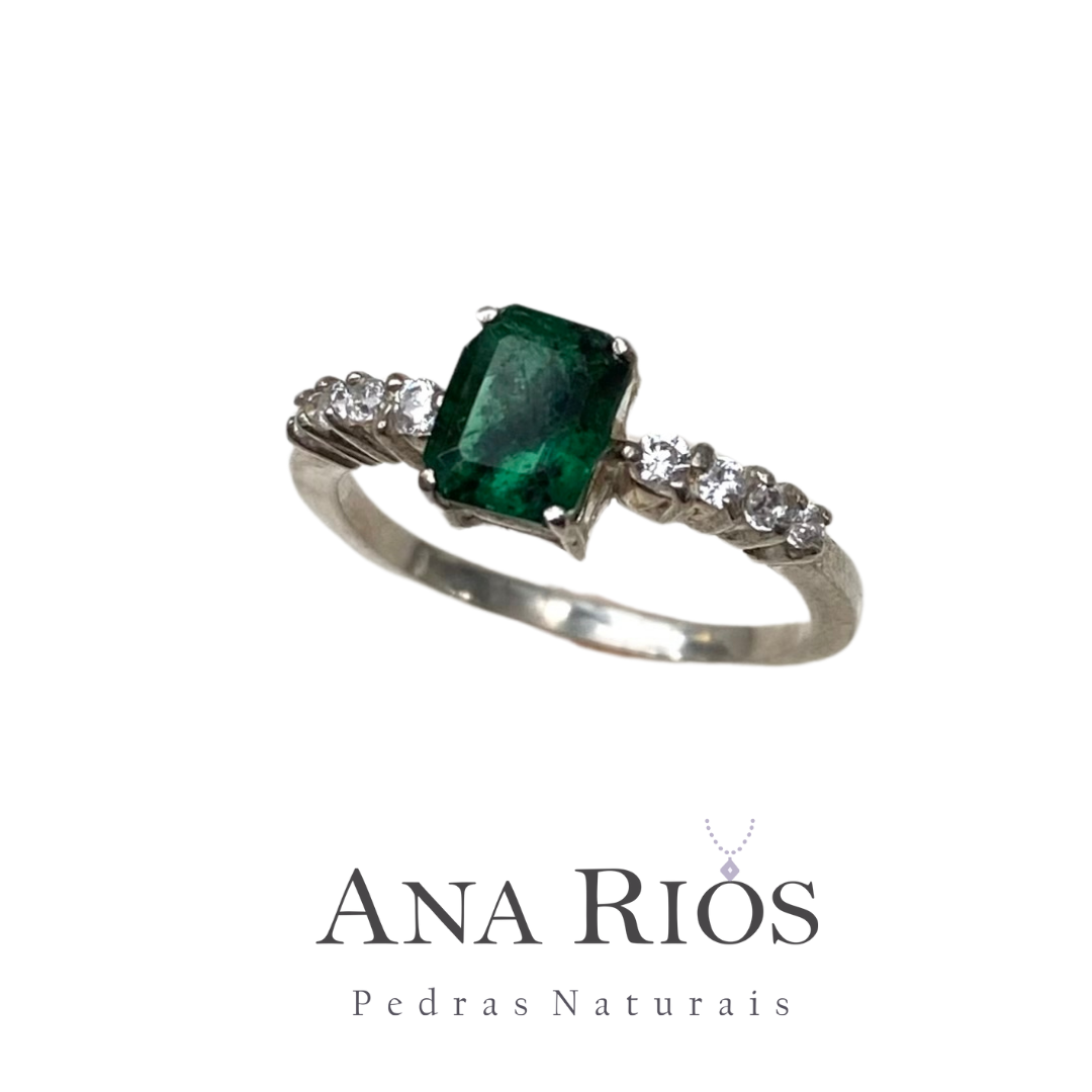 Anel de Prata 950 com Esmeralda Natural e Zircônias