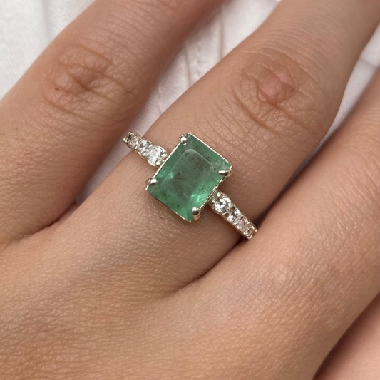 Anel de Prata 950 com Esmeralda Natural Retangular e Zircônias