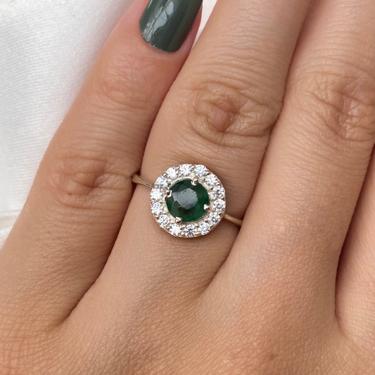 Anel de Prata 950 com Esmeralda Natural Redonda e Zircônias