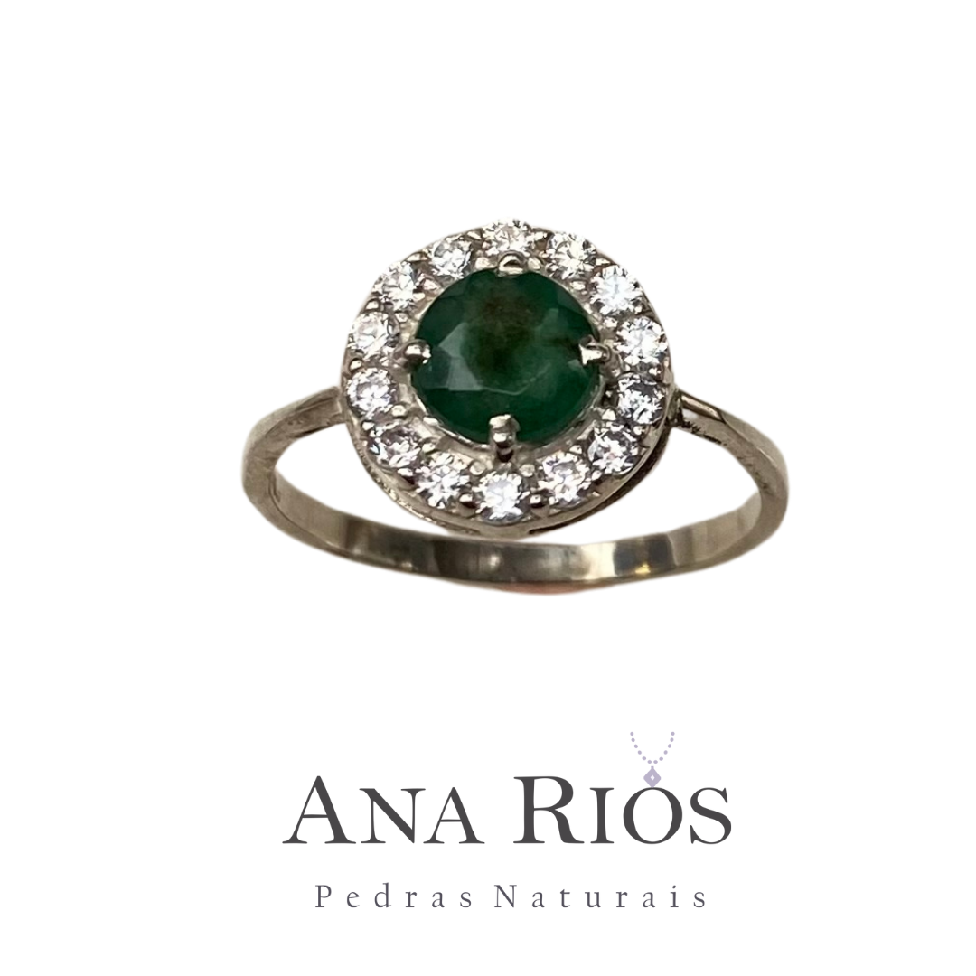 Anel de Prata 950 com Esmeralda Natural Redonda e Zircônias