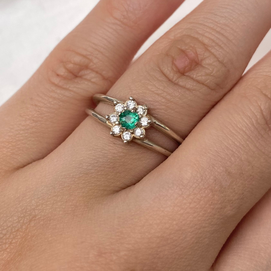 Anel de Prata 950 com Esmeralda Natural Redonda e Zircônias Modelo Flor
