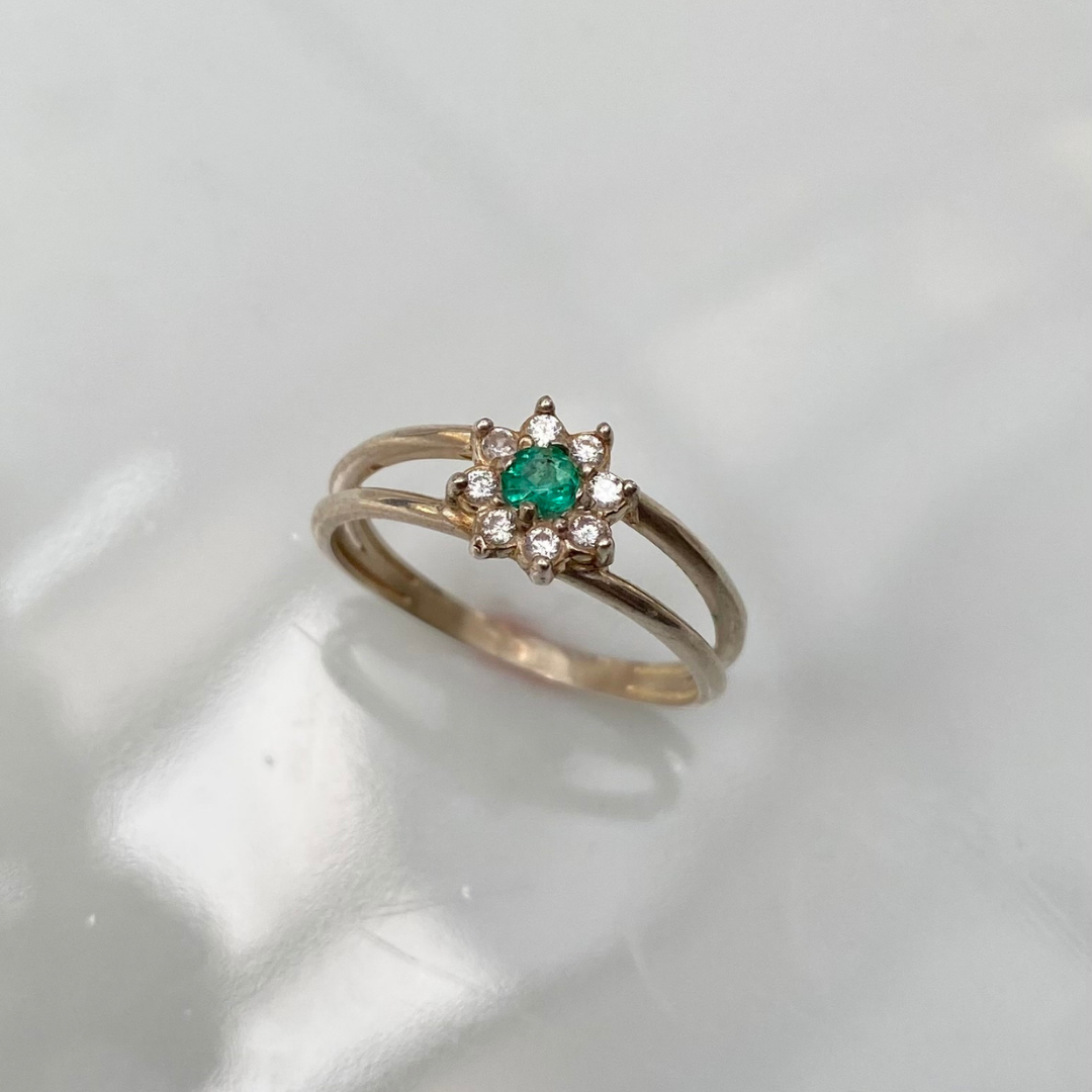 Anel de Prata 950 com Esmeralda Natural Redonda e Zircônias Modelo Flor