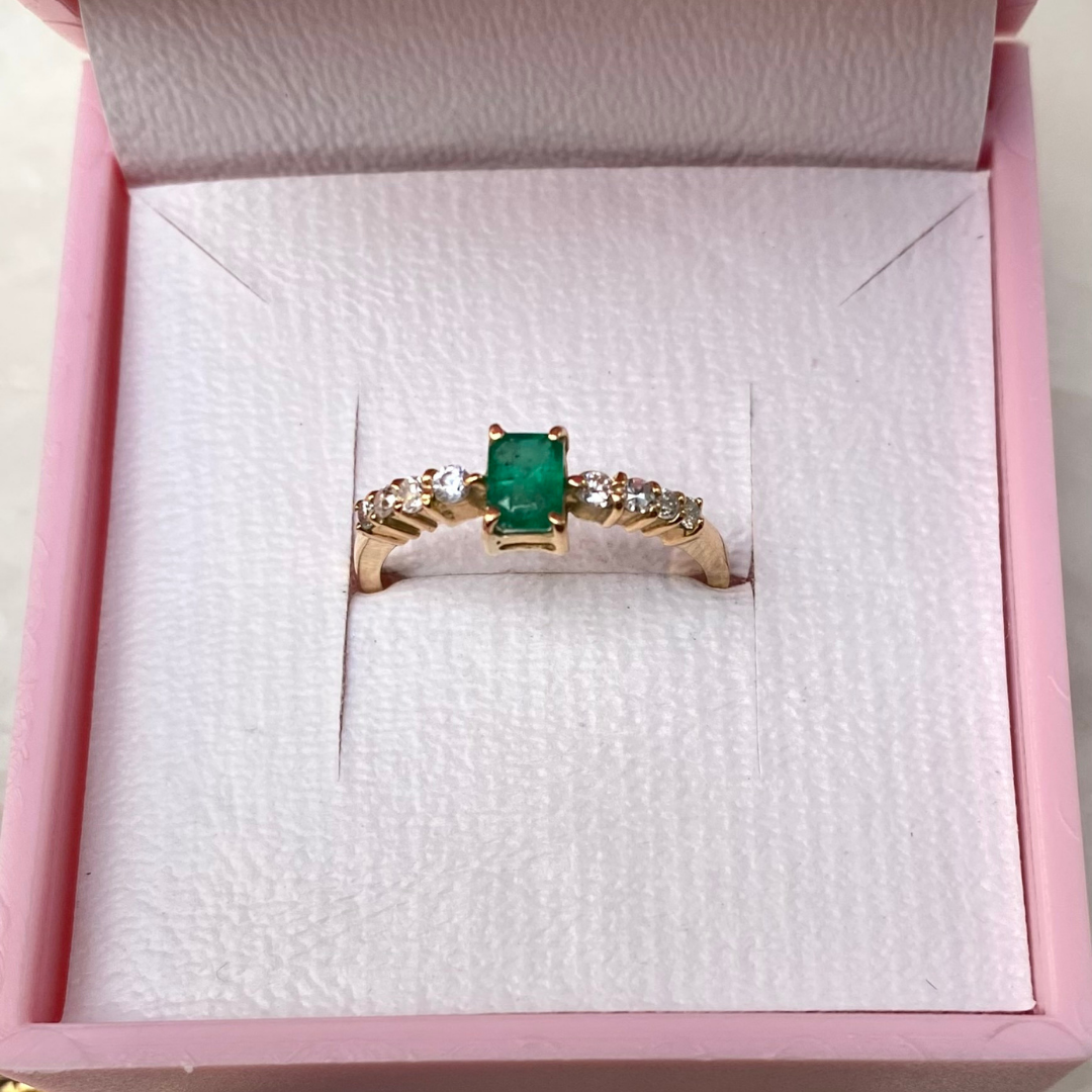 Anel de Ouro 18K com Esmeralda e Diamantes
