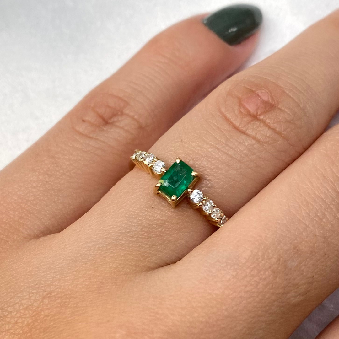 Anel de Ouro 18K com Esmeralda e Diamantes