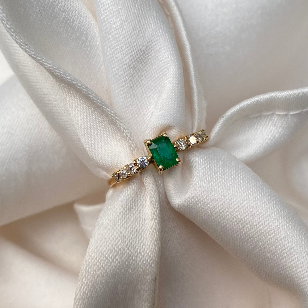 Anel de Ouro 18K com Esmeralda e Diamantes