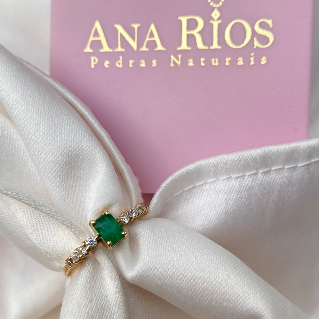 Anel de Ouro 18K com Esmeralda e Diamantes