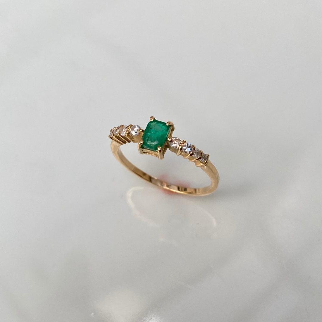 Anel de Ouro 18K com Esmeralda e Diamantes