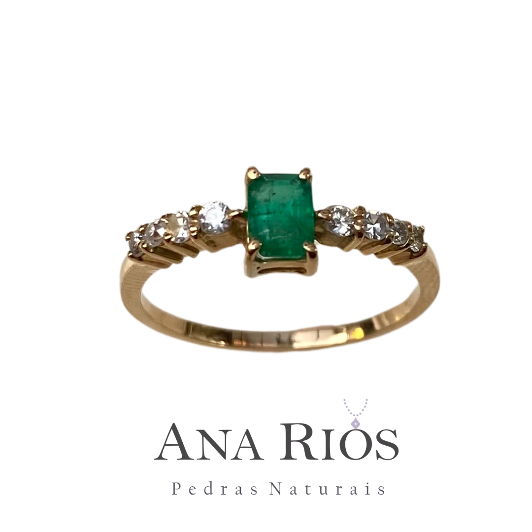 Anel de Ouro 18K com Esmeralda e Diamantes