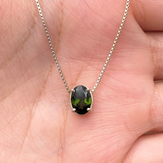 Colar e Pingente de Prata com Turmalina Verde Oval