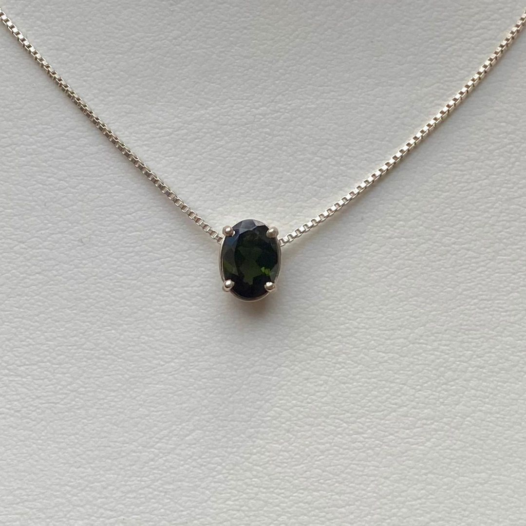 Colar e Pingente de Prata com Turmalina Verde Oval