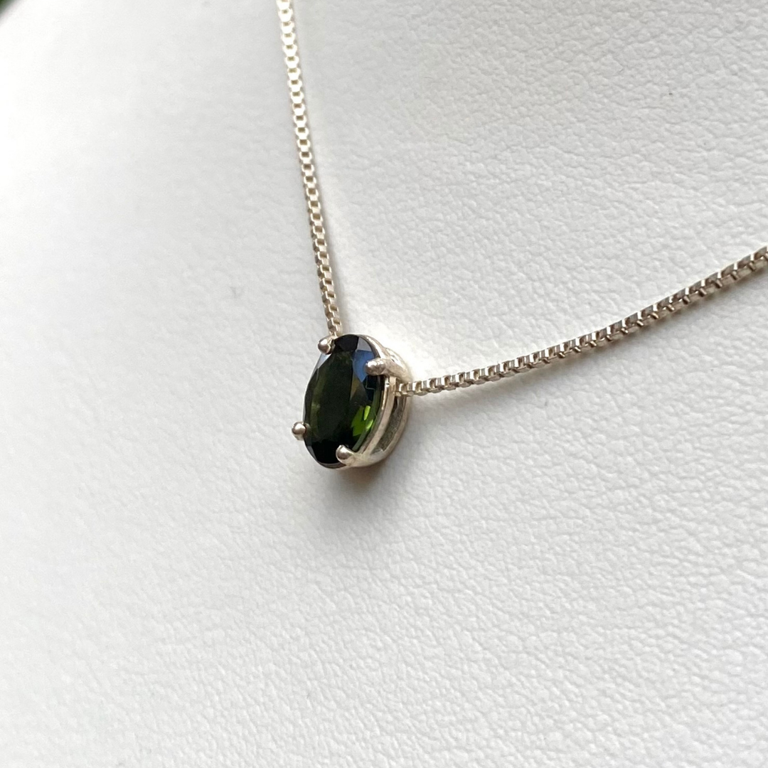 Colar e Pingente de Prata com Turmalina Verde Oval
