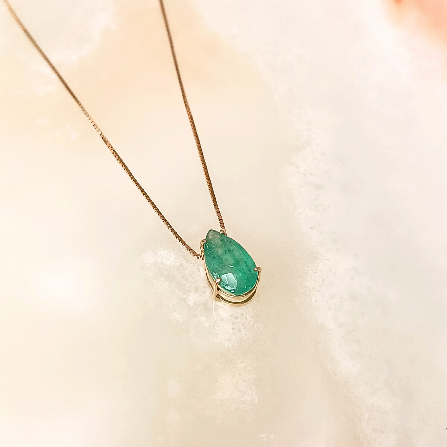 Colar de Ouro 18 k com Esmeralda Gota