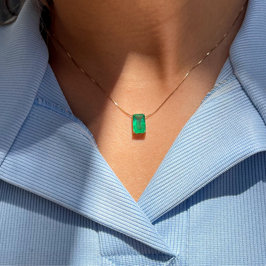 Colar em Ouro 18K com Esmeralda Natural Retangular – 10 × 7 mm (Qualidade Extra)