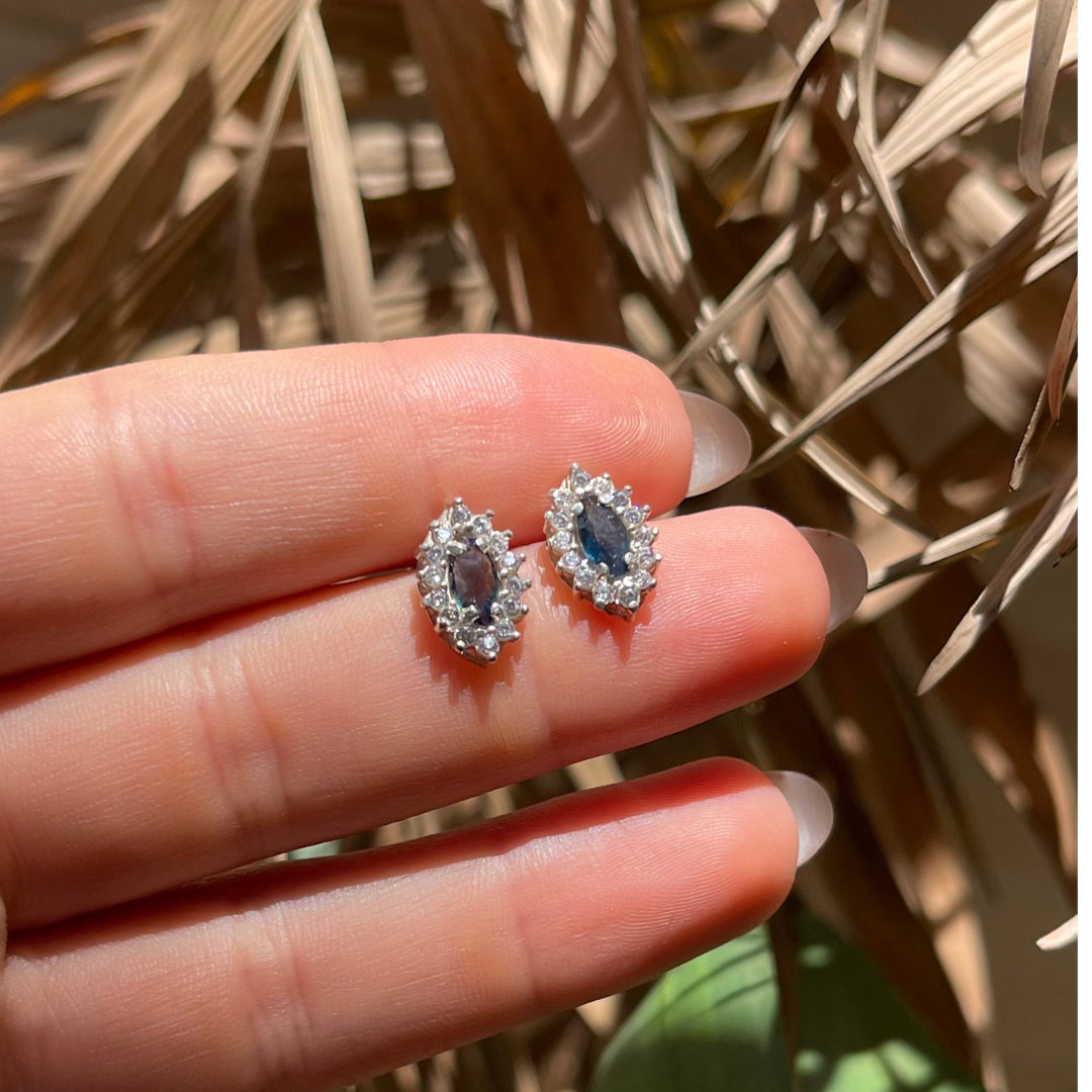 Brinco na Prata 950 com Safira Natural - Lapidação Navete com Zircônias