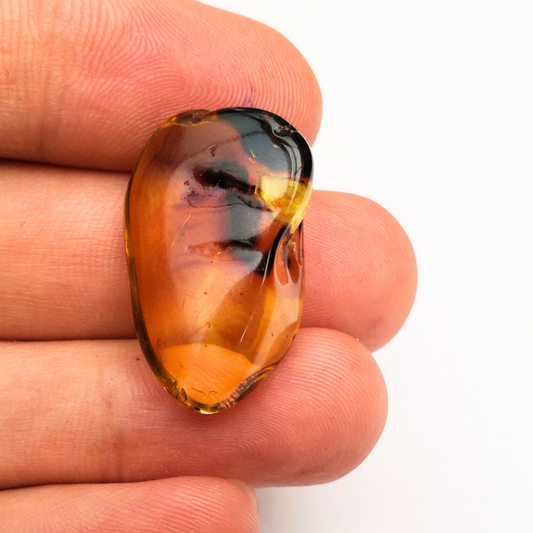 Âmbar do báltico polido 26 x 16 mm / 2,3 g