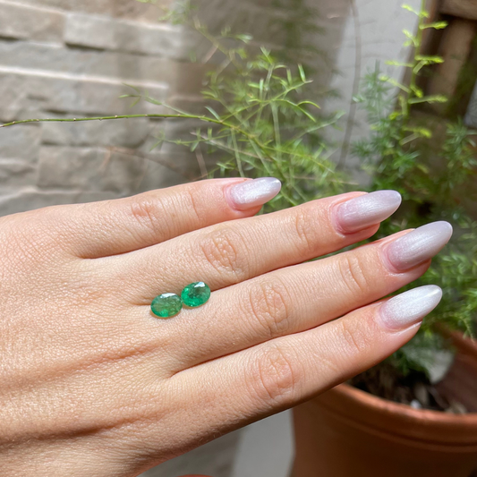 Par de Esmeralda Natural – Lapidação Oval - 8 x 5 mm - 2,45 ct ( o par )